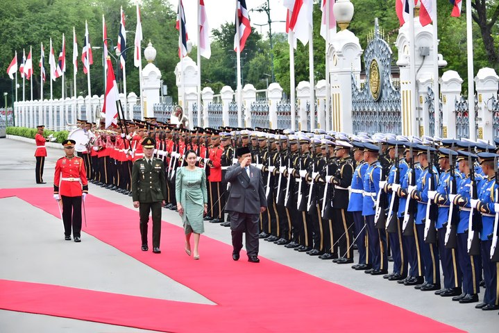 Momen Prabowo Disambut Hangat PM Thailand di Bangkok dengan Jajar Kehormatan