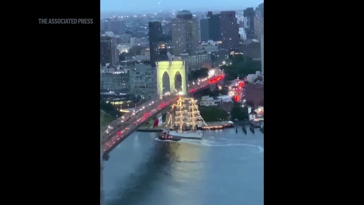 El momento del choque del velero de la Armada de México contra el Puente de Brooklyn