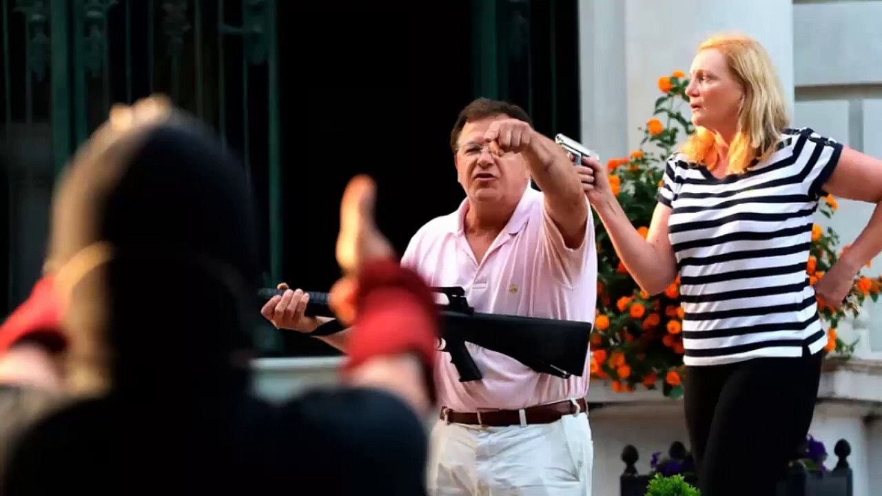 Casal defende sua casa com armas durante protesto nos EUA | Visão Libertária - 01/07/20 | ANCAPSU