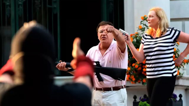 Casal defende sua casa com armas durante protesto nos EUA | Visão Libertária - 01/07/20 | ANCAPSU