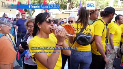 Miles de manifestantes claman en Canarias contra los impactos negativos del turismo de masas