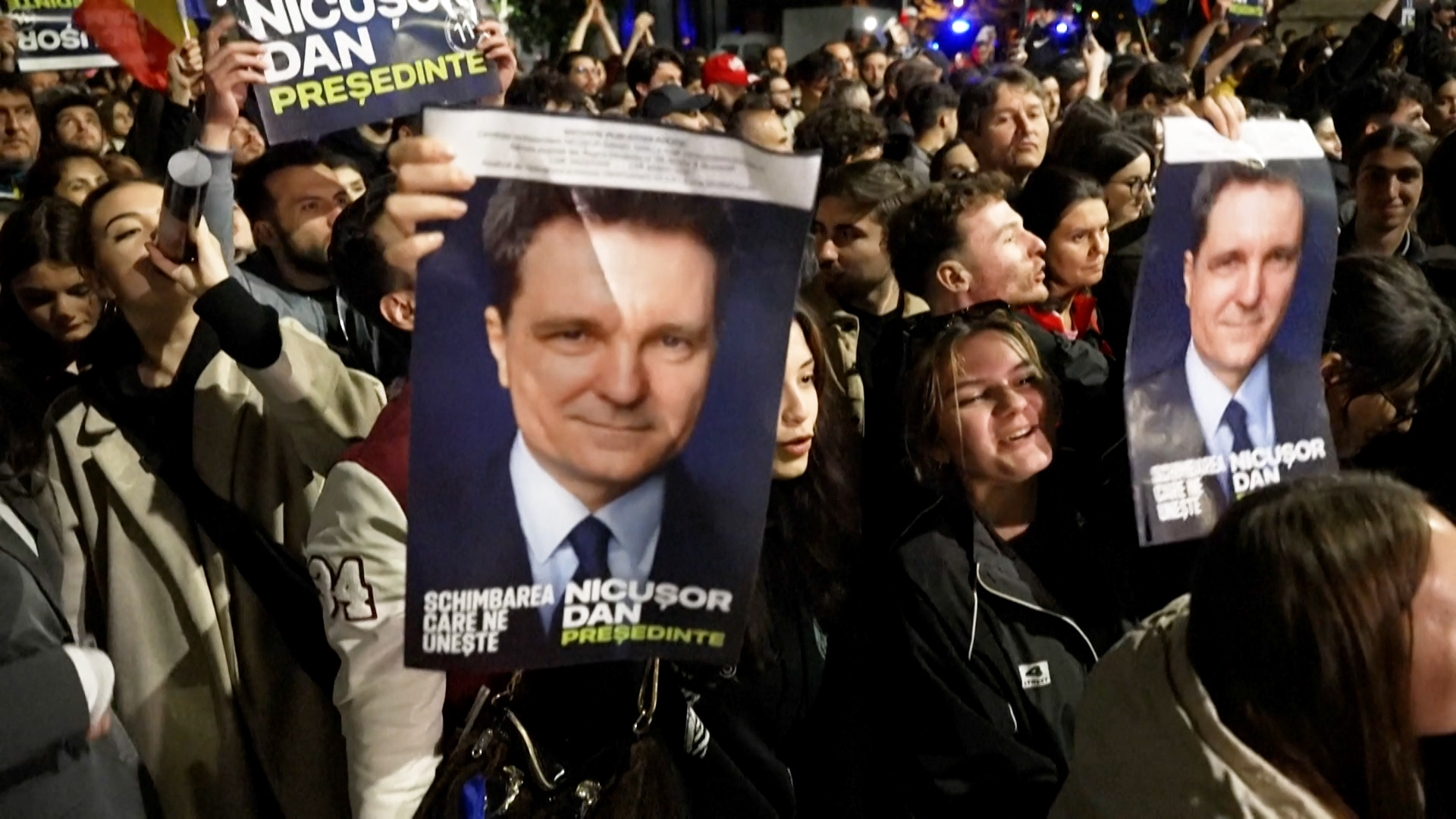 En Roumanie, les électeurs du candidat pro-européen célèbrent sa victoire à la présidentielle