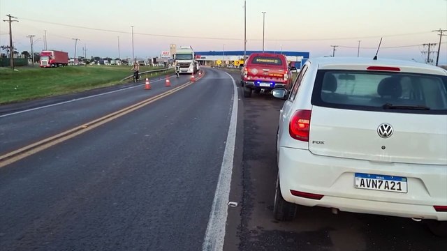 Mulher de 35 anos tem lesões gravíssimas após ser atropelada na BR-277, em frente à Havan