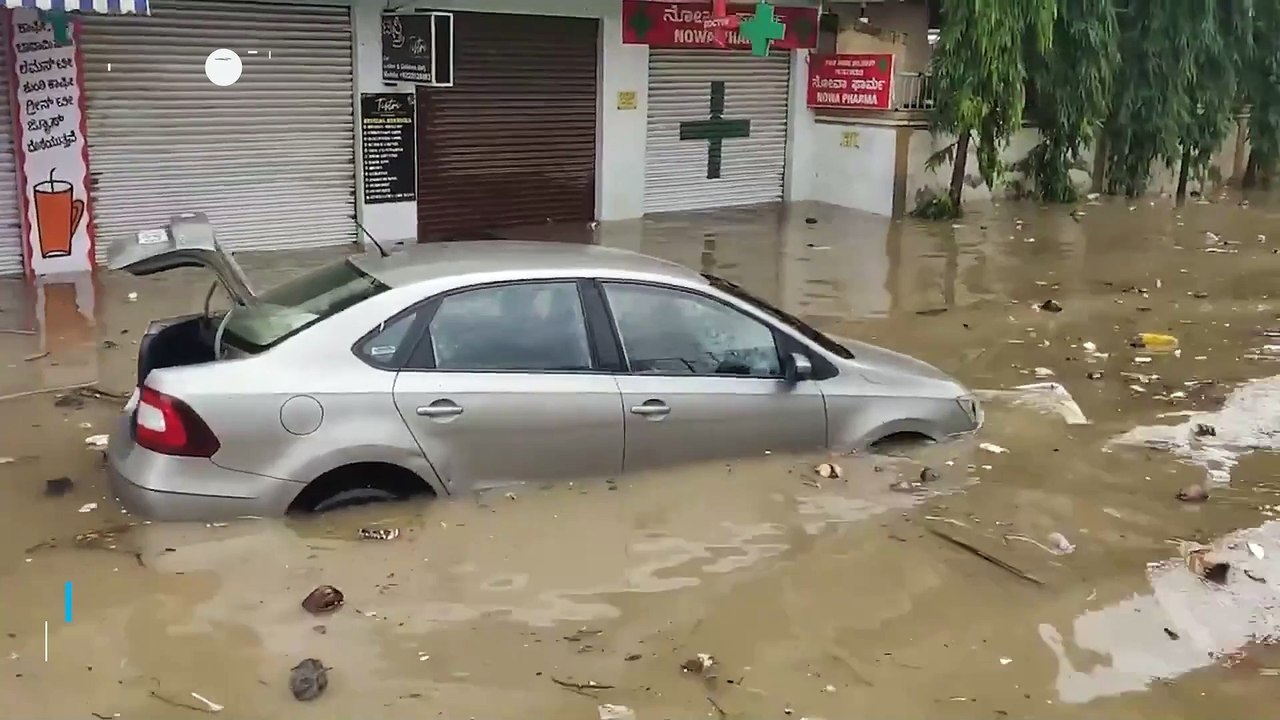 Massive flooding in Bengaluru, India! The phenomenon caused disruptions to traffic and residents' activities.