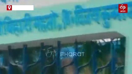 लाठी-डंडे से भगाया तो भालू थक हार कर बैठ गया, रेस्क्यू टीम पहुंची तो चकमा देकर जंगल भागा