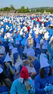 Des milliers de Schtroumpfs rassemblés sur un parking près de Brest