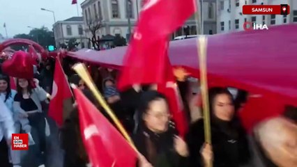 Samsun'da 1919 metrelik bayrakla yağmur altında yürüyüş düzenlendi