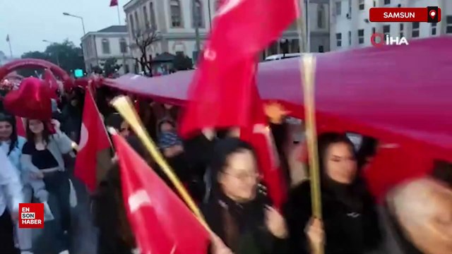 Samsun'da 1919 metrelik bayrakla yağmur altında yürüyüş düzenlendi