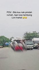 惊呆！家具堆叠成“移动山车”，街头瞬间变游乐场 🎢