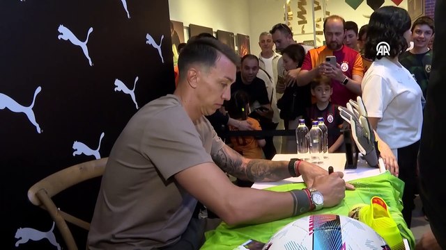 Şampiyon olan Muslera soluğu imza gününde aldı!