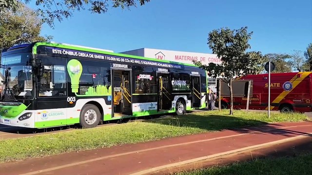 Duas pessoas ficam feridas após colisão entre ônibus e caminhonete na Avenida Barão do Rio Branco