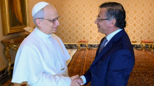 Así fue la reunión entre el presidente Gustavo Petro y el papa León XIV: hubo regalos y una invitación