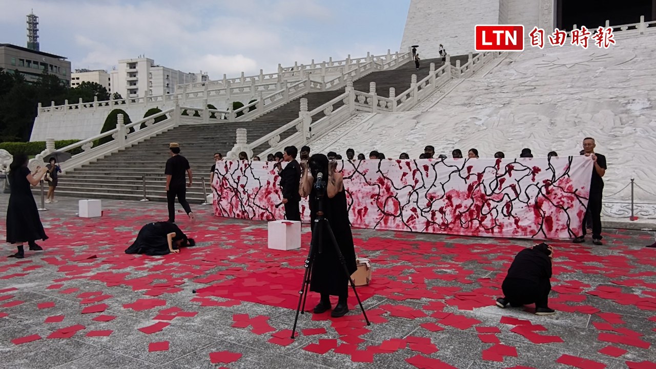 中正紀念堂前上演「黑臉行動」 民團籲保留「白色恐怖記憶日」