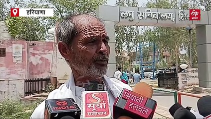 भिवानी में राशन डिपो धारक ने बांटा घटिया गेहूं, अनाज लेकर उपायुक्त कार्यालय पहुंचे ग्रामीण