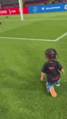 Momentazo del hijo de Raphinha con el hermano de Lamine: no se lo pierdan