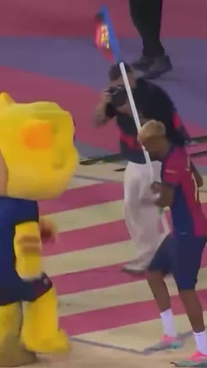 Lamine Yamal bailando con la mascota del FC Barcelona