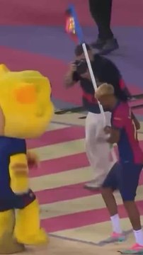 Lamine Yamal bailando con la mascota del FC Barcelona