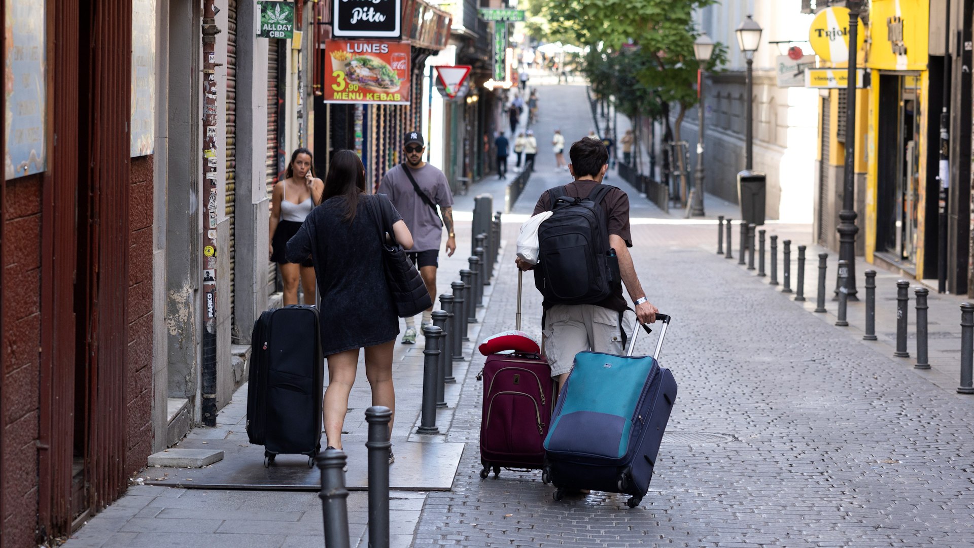 El Gobierno de Espa�a ha ordenado a Airbnb eliminar cerca de 66.000 anuncios de alojamientos tur�sticos de su plataforma por incumplir la normativa vigente, seg�n ha informado este lunes el Ministerio de Consumo.
La resoluci�n afecta a 65.935 alojamientos que, seg�n el Ministerio, no inclu�an el n�mero de licencia obligatorio o presentaban informaci�n err�nea o fraudulenta, como n�meros de licencia incorrectos o no coincidentes con los registros oficiales. Adem�s, muchos de estos anuncios no especificaban si el arrendador era una persona f�sica o una empresa, incumpliendo la ley de transparencia.