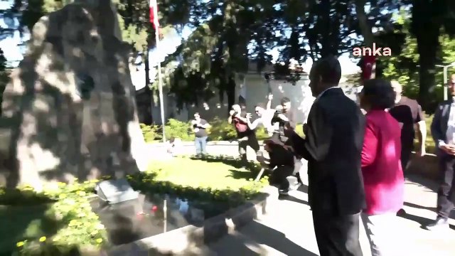 Özgür Özel, İzmir mitingi öncesi Zübeyde Hanım’ın mezarını ziyaret etti