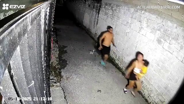 Imágenes fuertes: ¡La arrastró! Un hombre golpeó a su pareja, estaba con un bebé en brazos