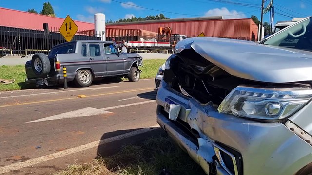 Caminhonetes batem de frente às margens da BR-277, em Cascavel