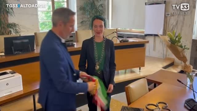 Alto Adige, Merano: neosindaca Zeller si toglie fascia tricolore