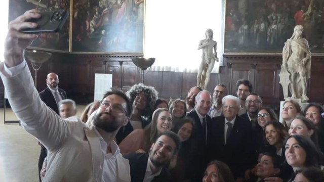 Mattarella a Venezia, la visita alla basilica di San Marco e il sefie con Zaia e i creator veneti: il video