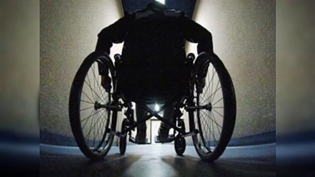 Hombre en silla de ruedas mata a su padre y hiere a un sobrino