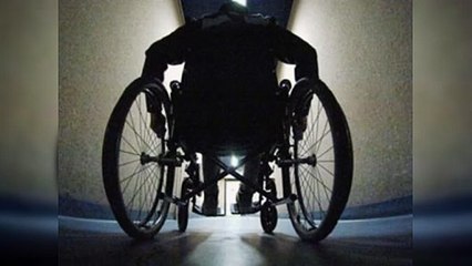 Hombre en silla de ruedas mata a su padre y hiere a un sobrino