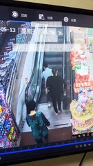 VIDEO: Tres adultos y un bebé cayeron por escalera mecánica en un centro comercial de China