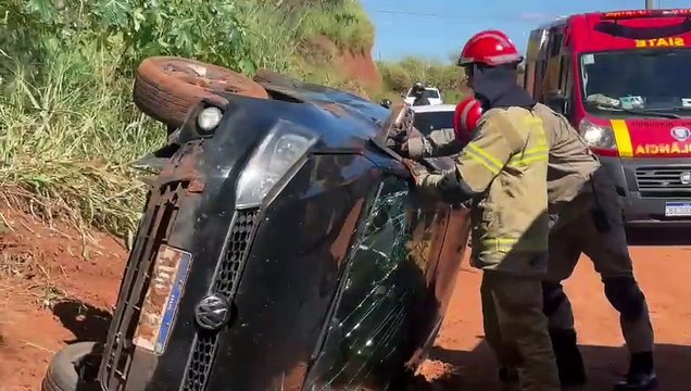 Umuarama: Capotamento na avenida Vitória deixa duas mulheres feridas