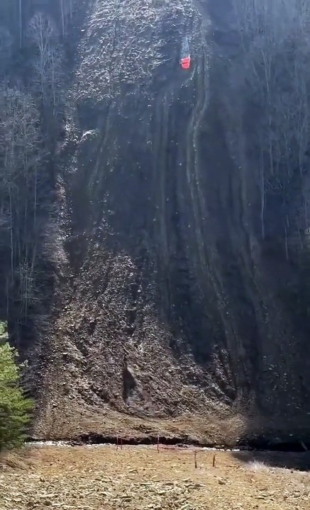 Ce motard grimpe une colline verticale... impressionnant