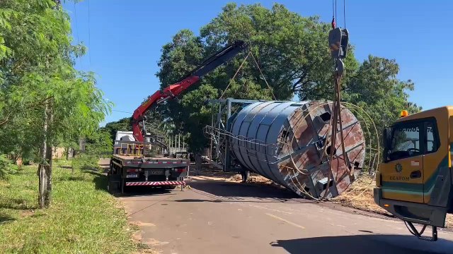 Bombeiros combatem princípio de incêndio em silo de fábrica de estofados em Umuarama