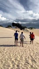 Conheça o modelo da picape que viralizou ao “voar” em Canoa Quebrada, no Ceará