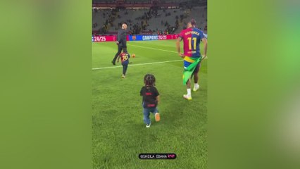 Lamine Yamal’s brother and Raphinha’s son’s heart-melting moment at Barça’s title party!