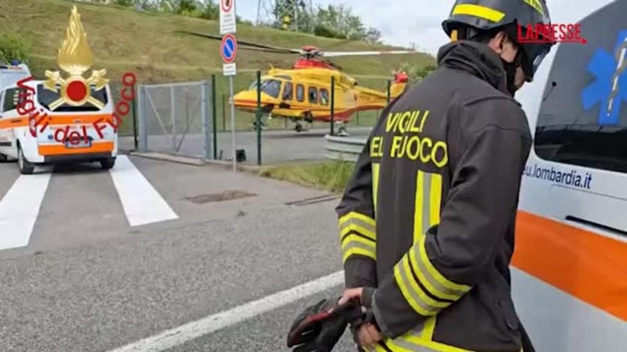 Scontro tir-bus scolaresca nel Comasco: le immagini dei soccorsi al lavoro sul luogo dell'incidente