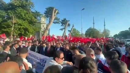 Yüzlerce genç Dolmabahçe'de "Mustafa Kemal Yürüyüşü"ne katıldı