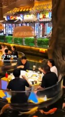 Video de la tremenda explotación de una mesa en un restaurante durante una cena