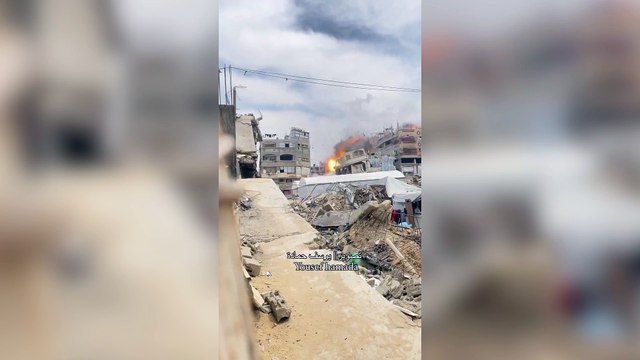 Un misil impacta y destruye completamente un bloque residencial en el área de Tel al-Zaatar
