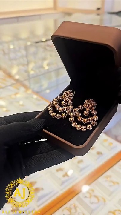 Elegant gold earrings