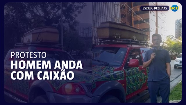 Homem leva caixão em protesto pela falta de respostas sobre a morte de filho