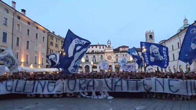 Caos Serie B, i tifosi del Brescia in Piazza Loggia contro Cellino e la politica: «Siamo abbandonati»