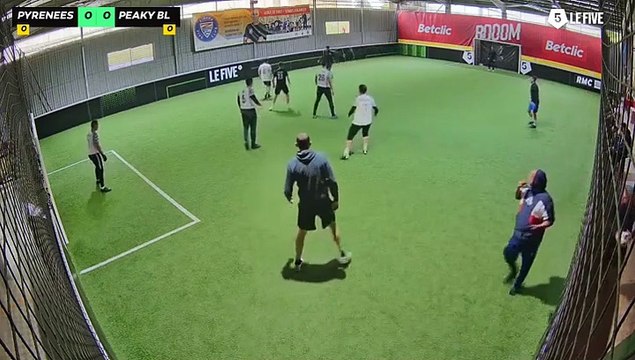 Pyrenees Incendie Fc - Peaky Blinders 19/05 à 18:37 - Football Terrain 1 (LeFive Pau)