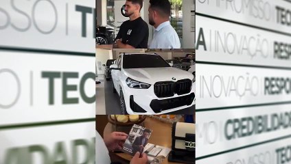 Felipe Vizeu, camisa 33 do Clube do Remo, em um momento marcante: a entrega de um presente especial para sua esposa, Mariana.