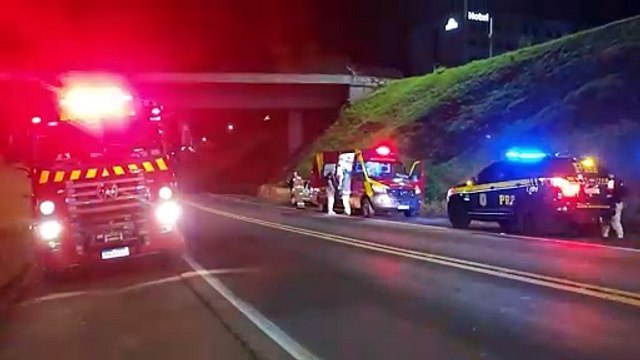 Celta e caminhão se envolvem em acidente na BR-277 em Cascavel