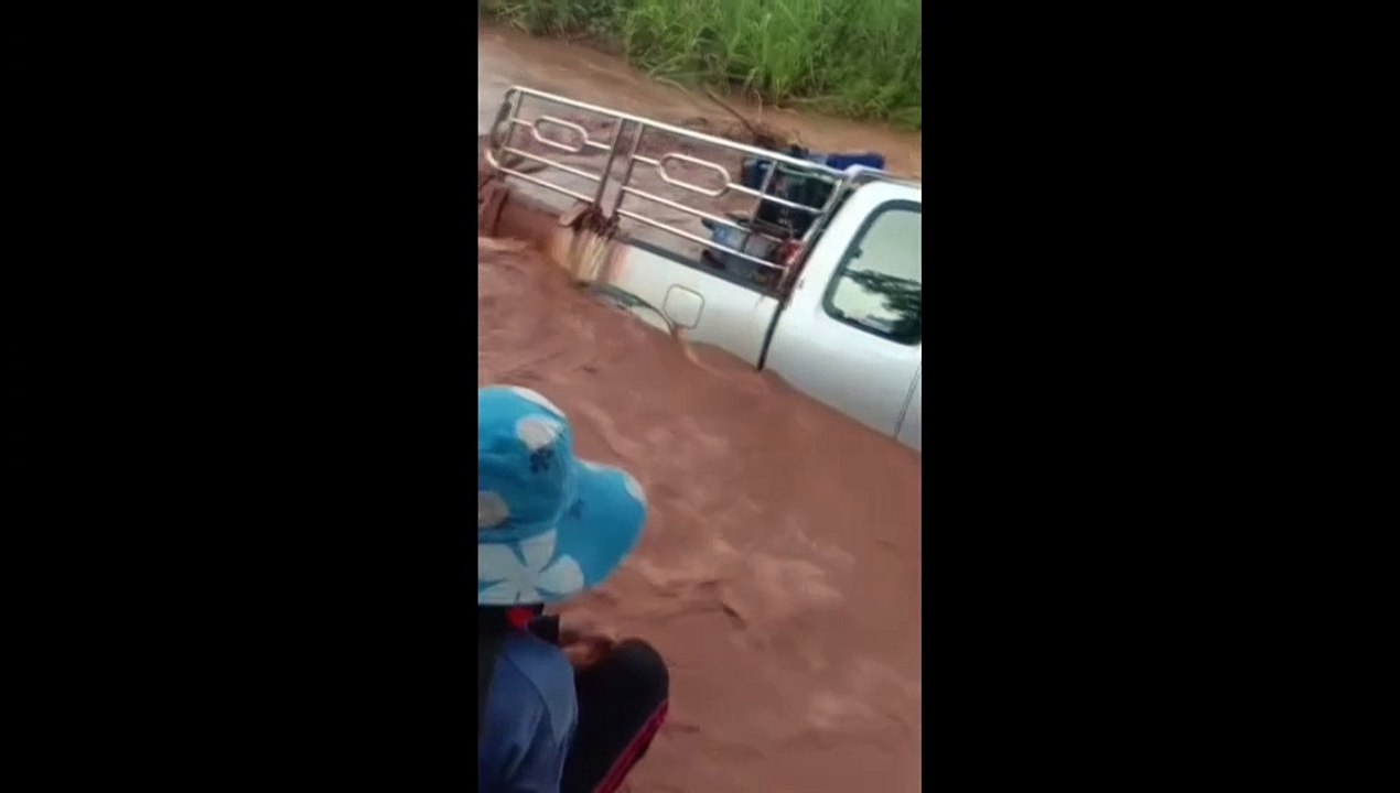 น้ำป่าซัดรถกระบะ แทบมิดคัน โชคดีคนขับ-คนนั่ง หนีเอาชีวิตรอด