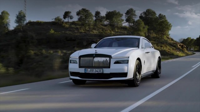 Rolls-Royce Black Badge Spectre Driving Video - Finished in Arctic White