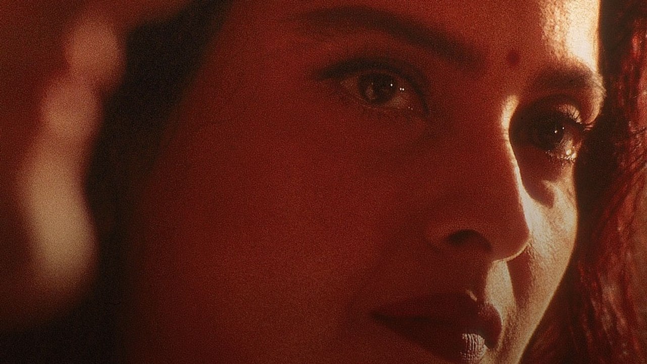 कैमरा ऑन होते ही मर्यादा भूला हीरो, गुस्साईं Rekha!