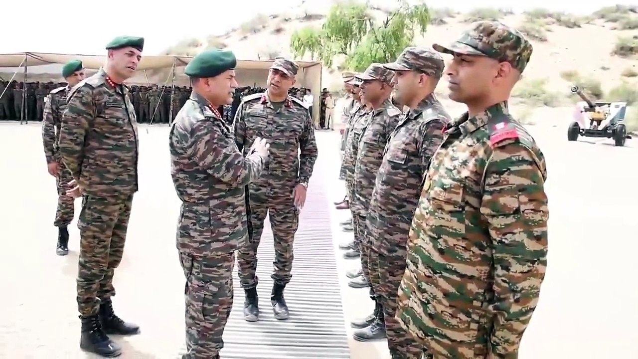 भारत-पाकिस्तान की सीमा पर आर्मी चीफ का काफिला