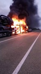 Incendio de un camión con coches eléctricos